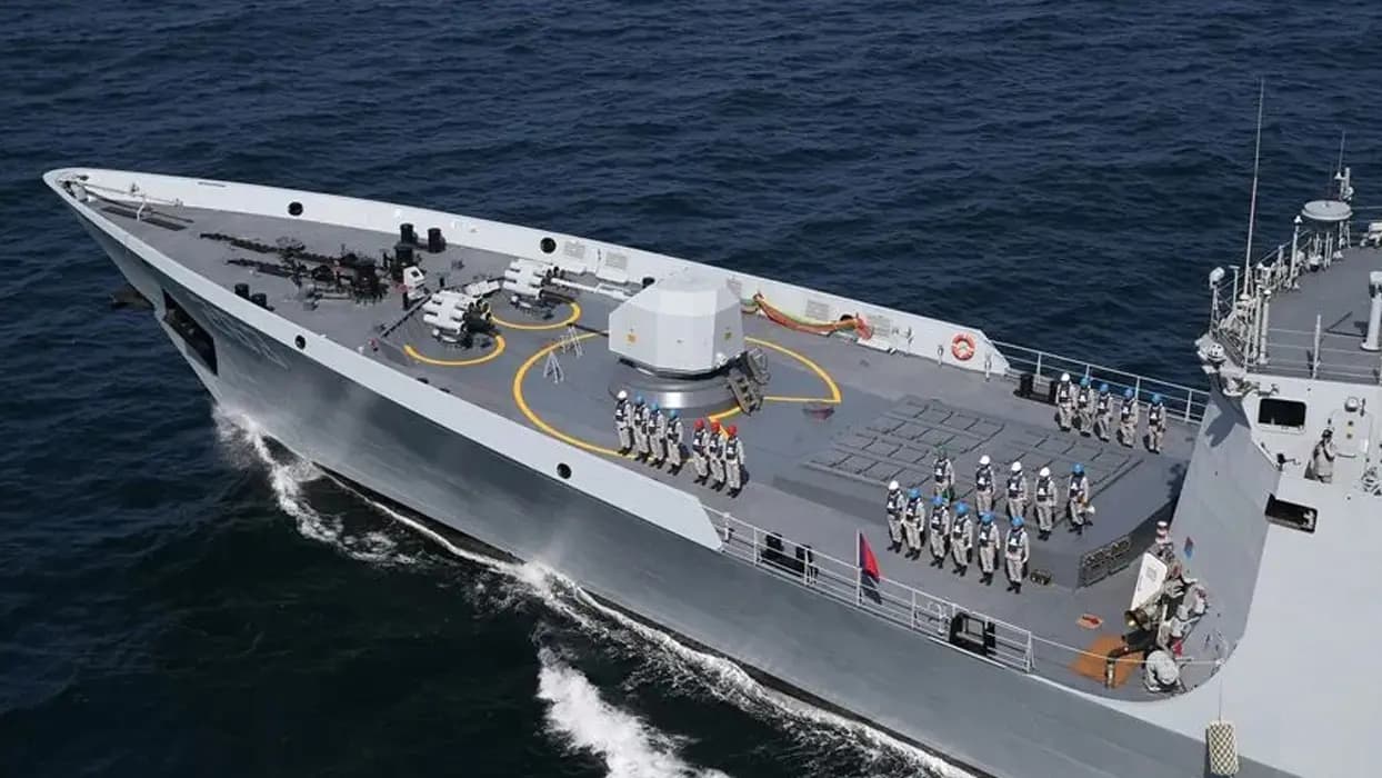 Uluslararası sularda yüksek tansiyon! İki düşman ülkenin savaş gemileri çarpıştı