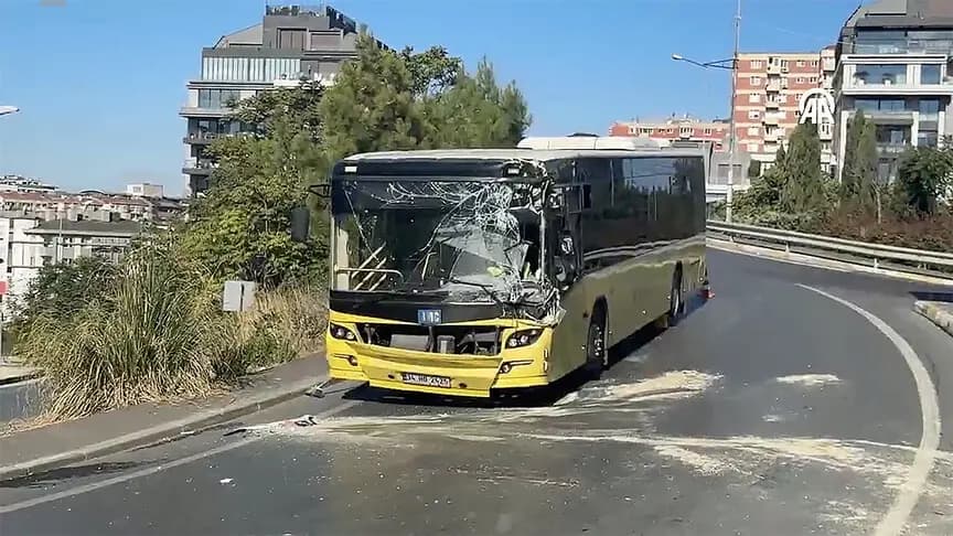 İETT'ye bağlı özel halk otobüsü ile iş makinesinin çarpıştığı kazada 5 kişi yaralandı