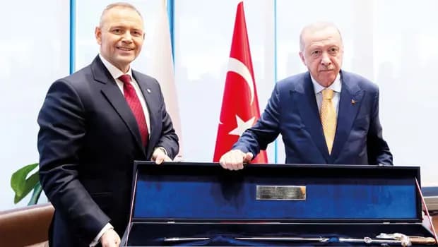 Polonya liderinden kılıç hediyesi