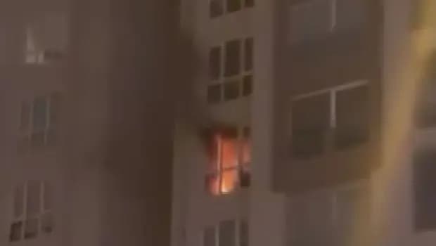 Büyükçekmece’de 12 katlı binada çıkan yangında mahsur kalan 3 kişi kurtarıldı