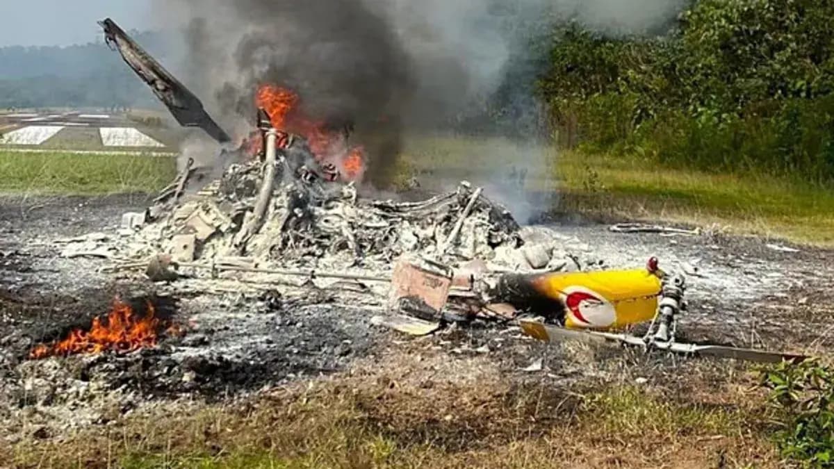 Malezya'da sağlık helikopteri yere çakıldı! Facianın görüntüleri kamerada: 5 kişi hayatını kaybetti!