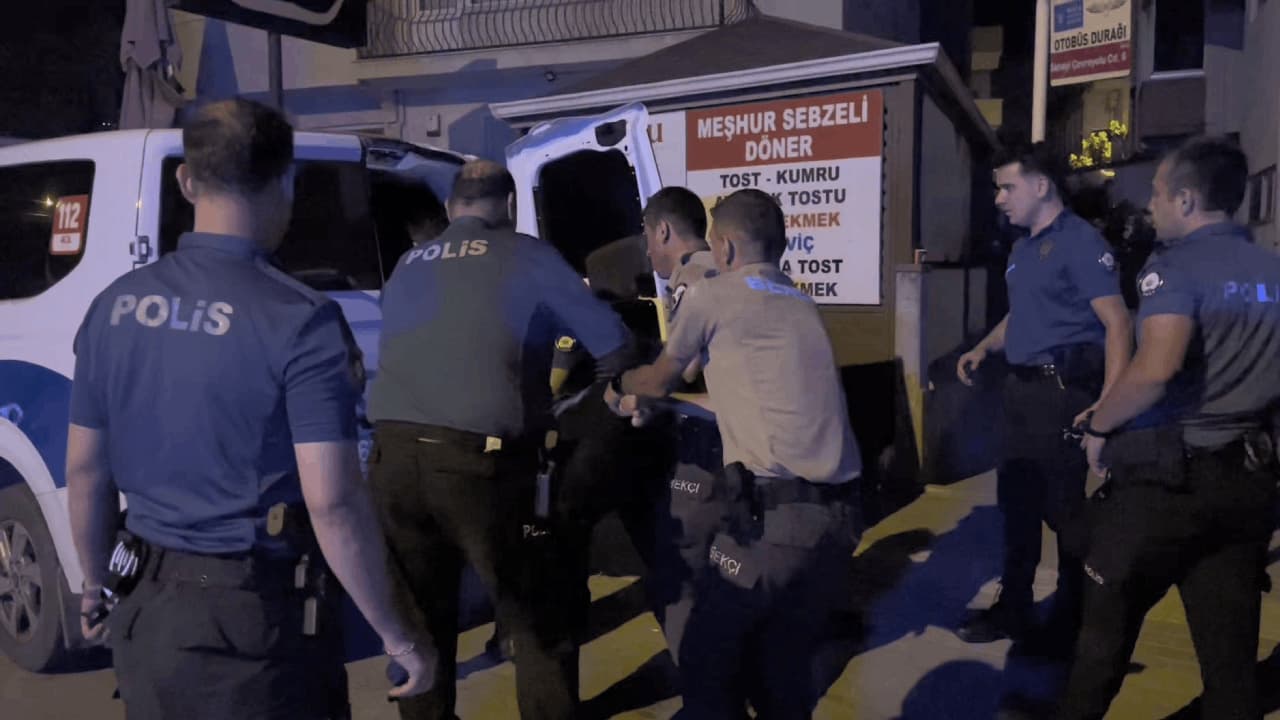 Bursa'da dehşet saçan şüpheliye kelepçe: Eşine ve polislere saldırdı, biber gazıyla etkisiz hale getirildi!
