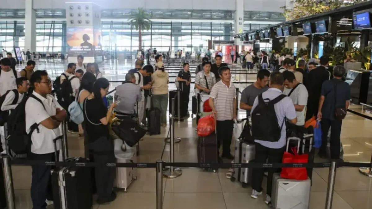 Endonezya'da yanardağ patlaması sonrası havalimanları yeniden faaliyete geçti