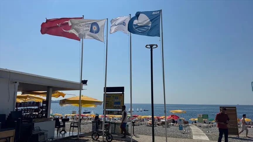 Antalya'nın plajları mavi bayrak ve dumansız uygulamayla korunuyor