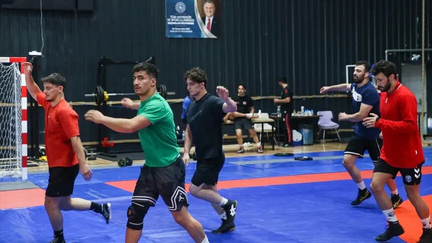 Güreş milli takımları dünya şampiyonaları için ter döküyor