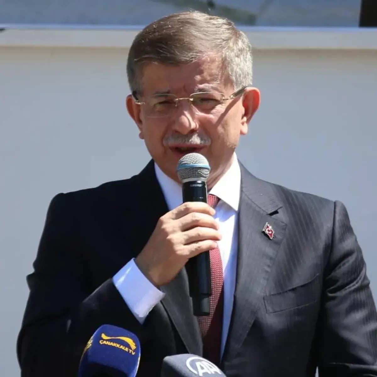 Ahmet Davutoğlu Cumhurbaşkanına hakaret soruşturması kapsamında ifade verdi