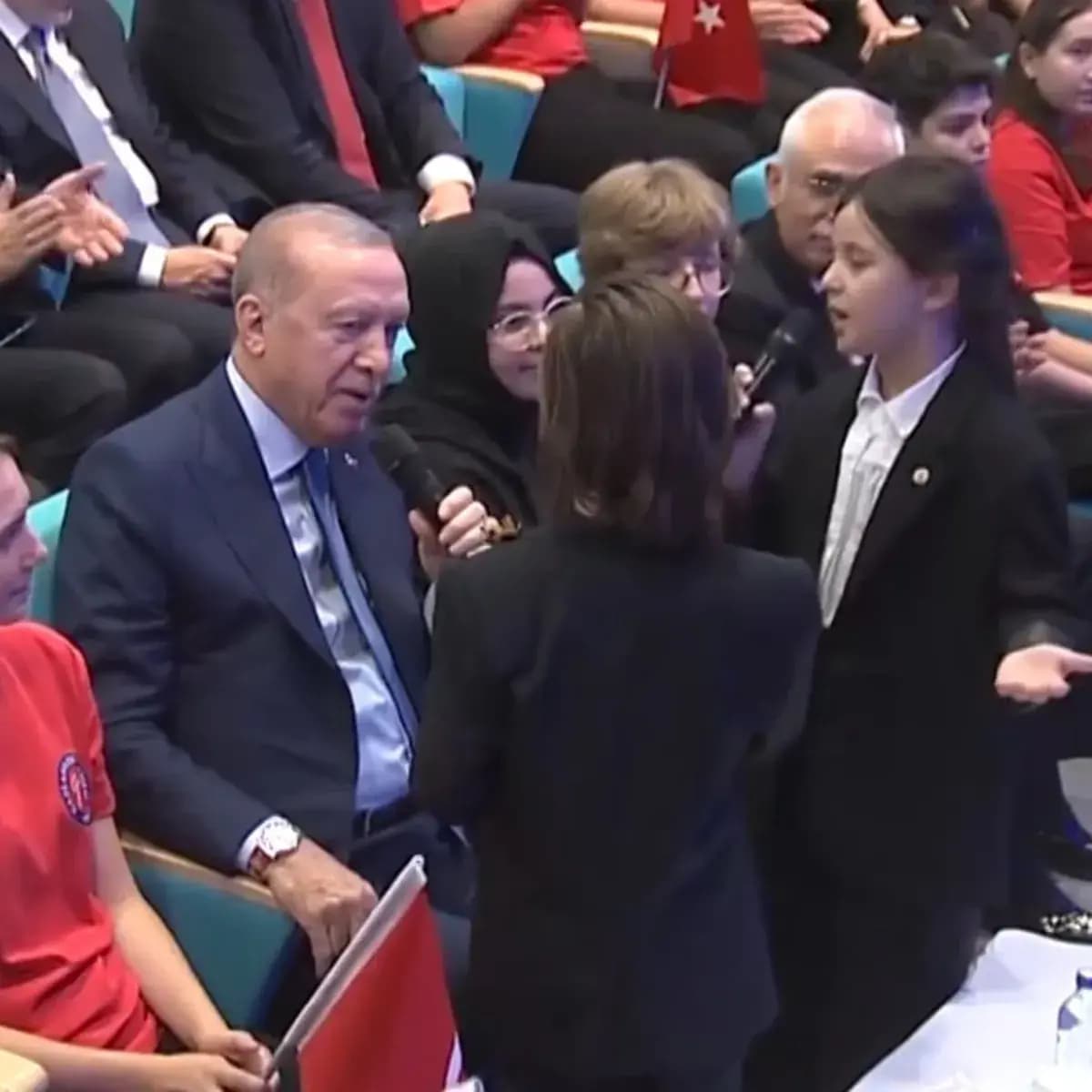 Başkan Erdoğan çocuklarla birlikte türkü söyledi! Yeni eğitim öğretim yılı açılış töreninde yürekleri ısıtan anlar