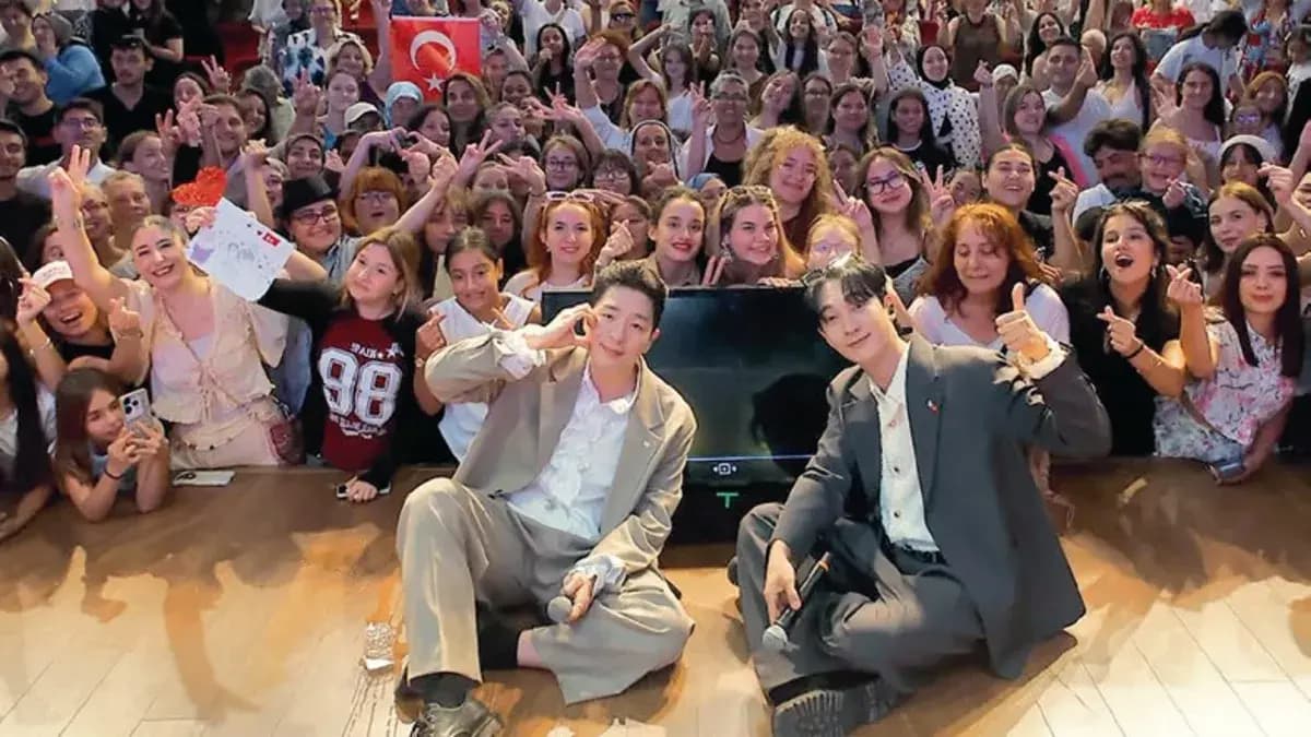 Güney Koreli grup Türkçe şarkılar söyledi