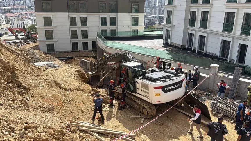 Başakşehir'de inşaat alanında göçük altında kalan 2 işçiden 1'i hayatını kaybetti
