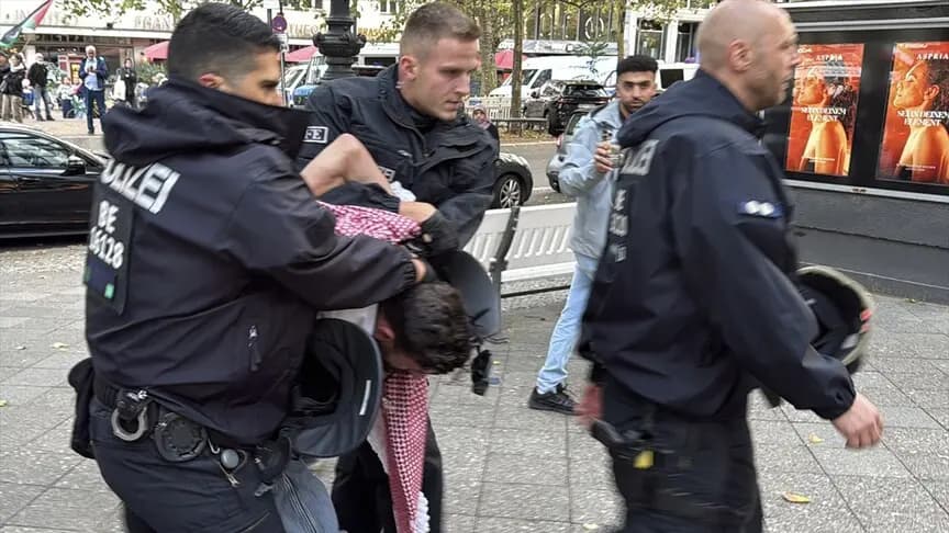Berlin'de polis Filistin'e destek gösterisi yapanlara müdahale etti, 2 kişi gözaltına alındı