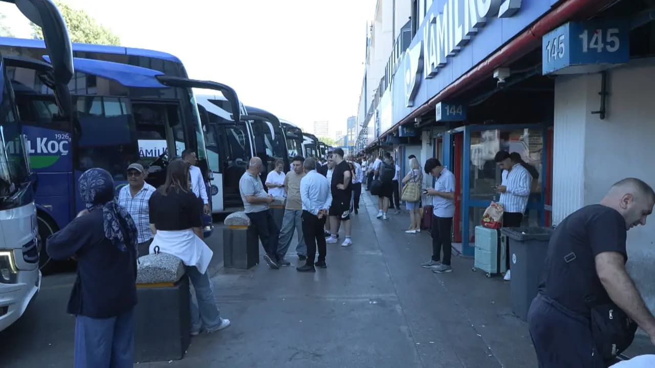 Üniversiteliler otogara akın attı