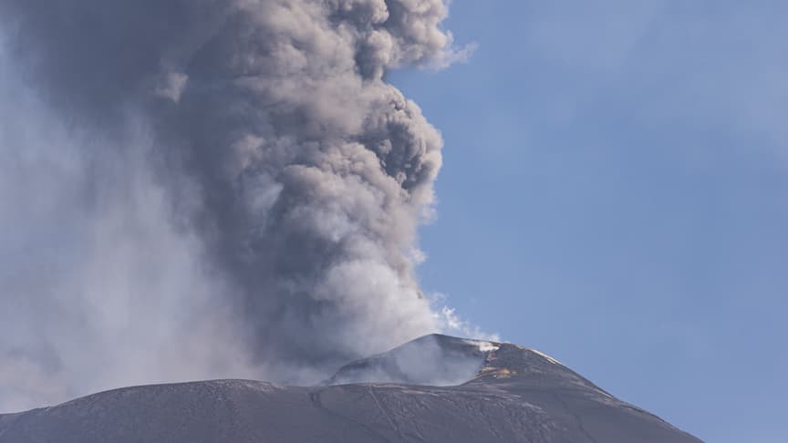 İtalya'da Etna Yanardağı'nın kül püskürtmesi hava ulaşımında aksaklıklara yol açtı