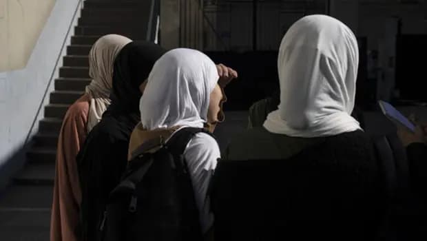 Fransa'da aşırı sağcılardan başörtüsü takanlara para cezası vaadi