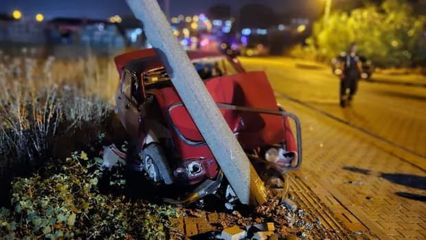 Yolun karşına geçmeye çalışan aileye çarptı: 1 ölü, 4 yaralı