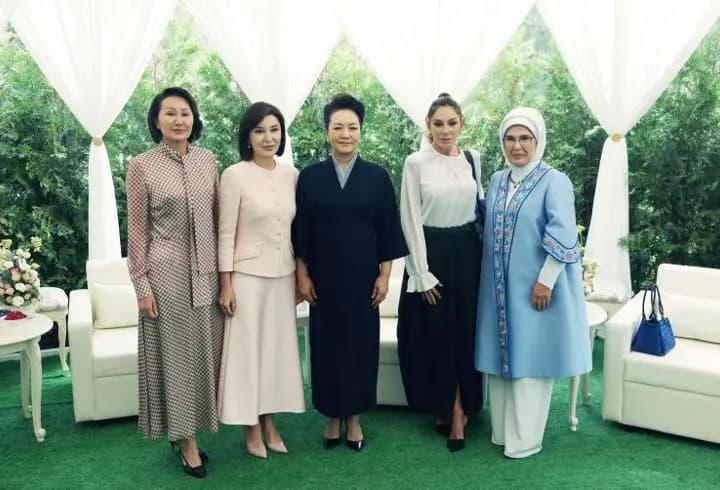Emine Erdoğan Kırgızistan'da lider eşleriyle buluştu