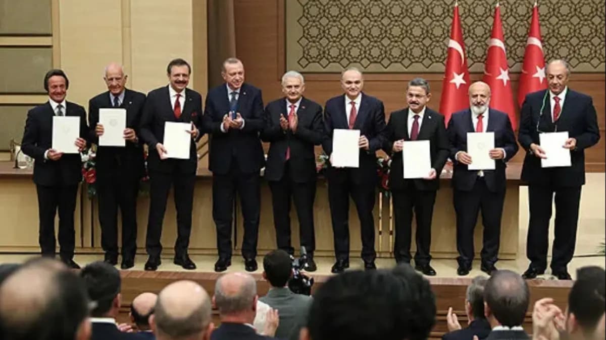 Bu fotoğraftaki 'babayiğitlerin' hepsi gitti