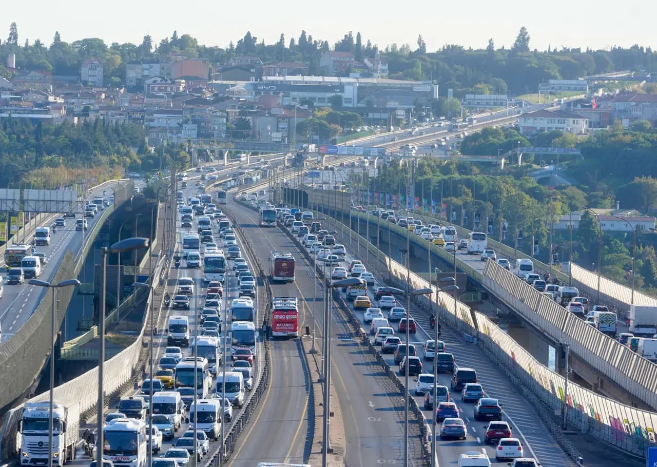 İstanbul trafiği kilitlendi! Yağış vurdu, yoğunluk arttı
