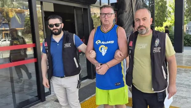 Antalya'da Türk bayrağına tüküren İngiliz turist tutuklandı