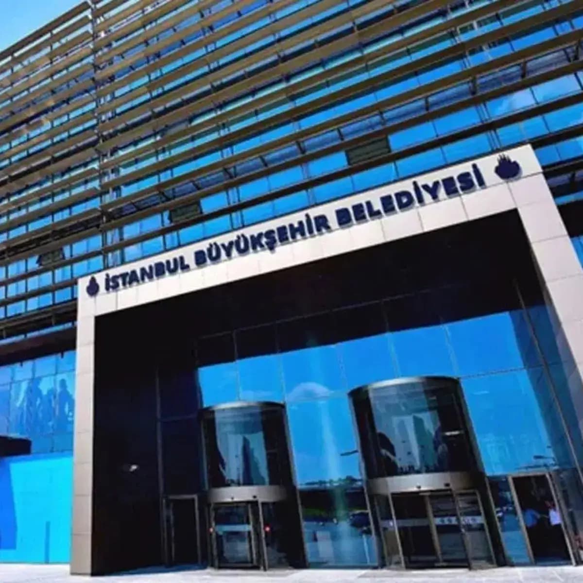 İstanbul Büyükşehir Belediyesi’ne yönelik ihale soruşturması: Aralarında daire başkanı ve müdürlerin de olduğu 12 şüpheli adliyede