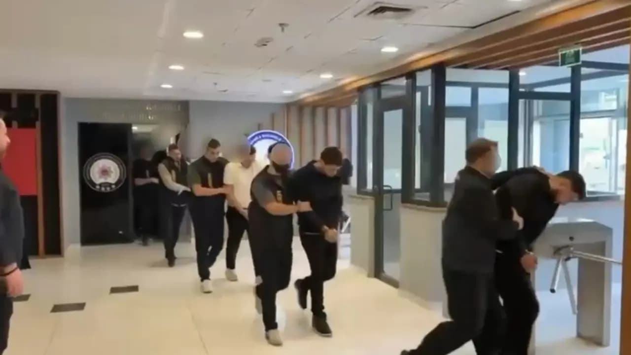 Kadın gibi davranıp tehdit ettiler!
