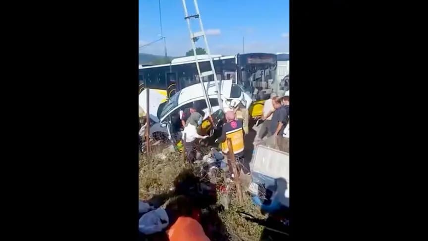 Sultanbeyli'de İETT otobüsü ile otomobilin çarpışması sonucu 4 kişi yaralandı