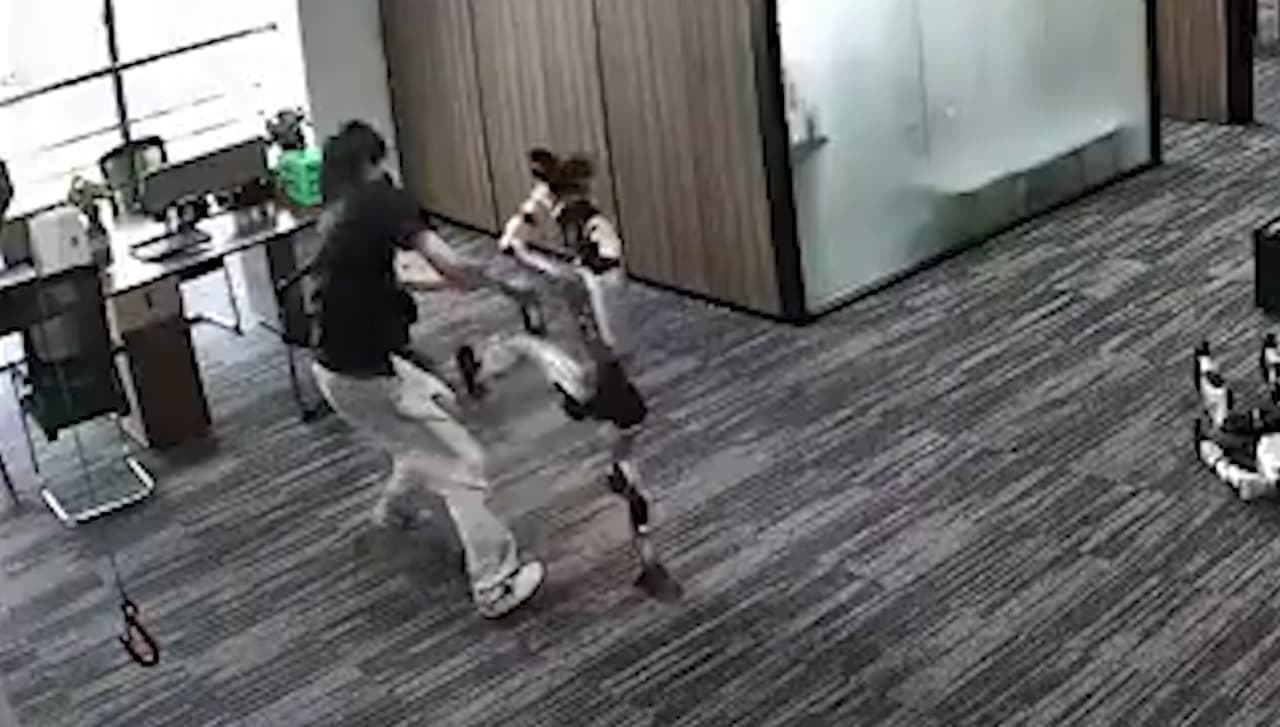İnsansı robot mühendisini tekmeledi! Gösteride neye uğradığını şaşırdı