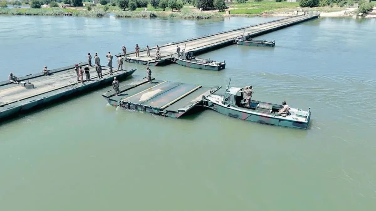 TSK, Fırat Nehri üzerine yüzer köprü kurdu