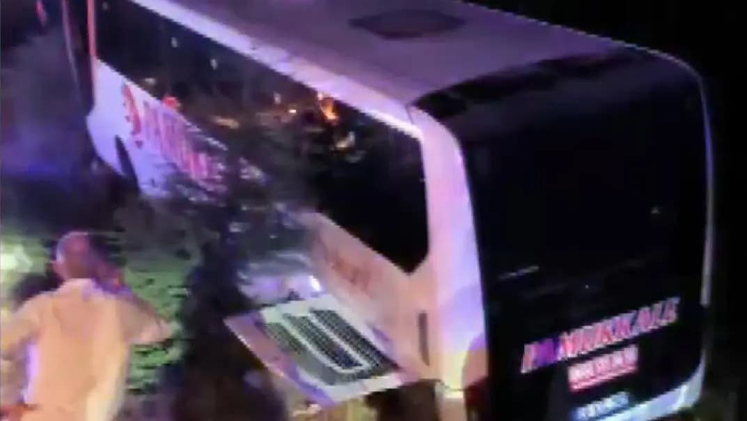 Manisa'da yolcu otobüsü devrildi: 1'i ağır 11 yaralı
