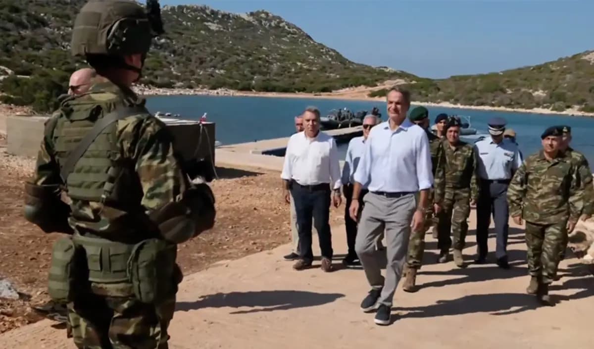 Miçotakis'ten yakın mesafe provokasyon! Askerlerle poz verdi