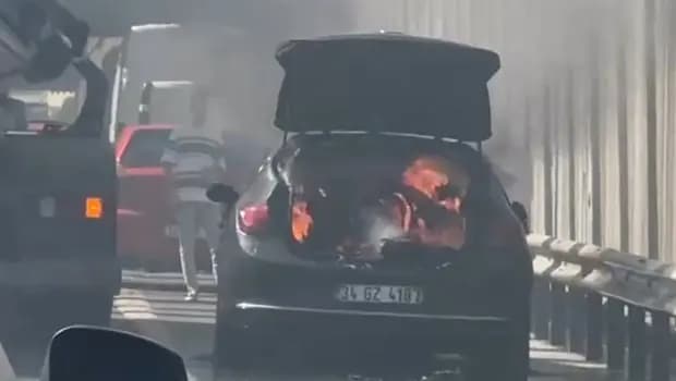İstanbul'da seyir halindeki otomobil alev alev yandı