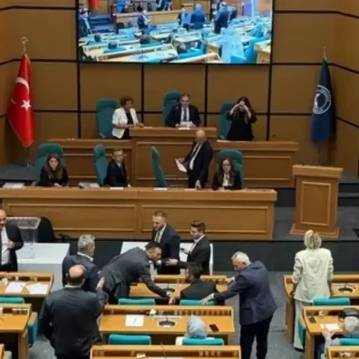 Üsküdar'da başkan vekili seçiminde kritik gün! Gözler ikinci turda: AK Parti 21 CHP 19 oy aldı