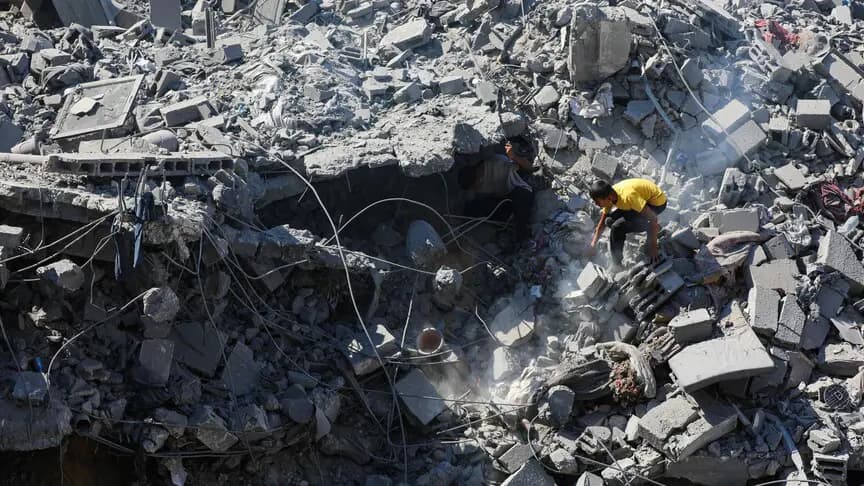 Gazze'de İsrail saldırısında hasar gören binanın çökmesi sonucu 5'i çocuk 11 kişi hayatını kaybetti