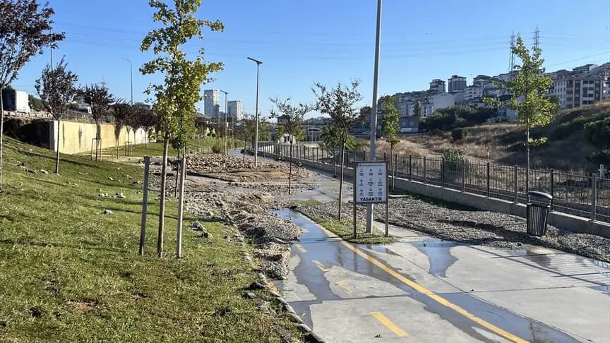 Başakşehir'de İSKİ'ye ait isale hattındaki borunun patlaması sonucu yolları su bastı