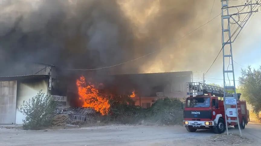 Antalya'da ambalaj deposunda çıkan yangın kontrol altına alındı