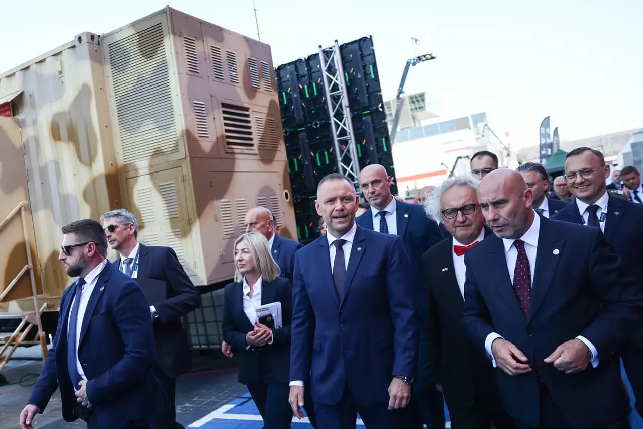 Polonya Cumhurbaşkanı Nawrocki, MSPO Fuarı'nda SSB ve ASELSAN stantlarını ziyaret etti