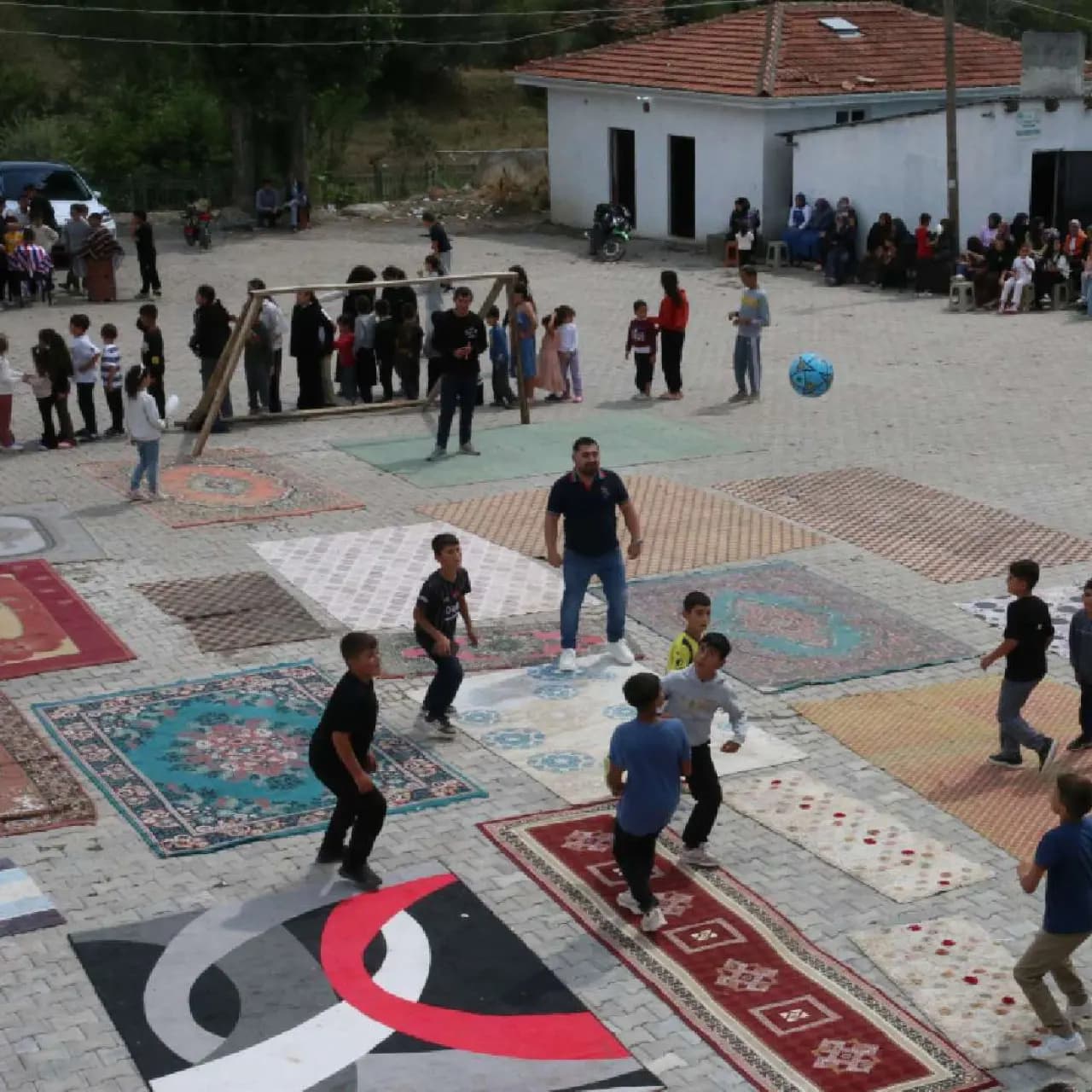 Çocukların halı saha hayali gerçek oldu!