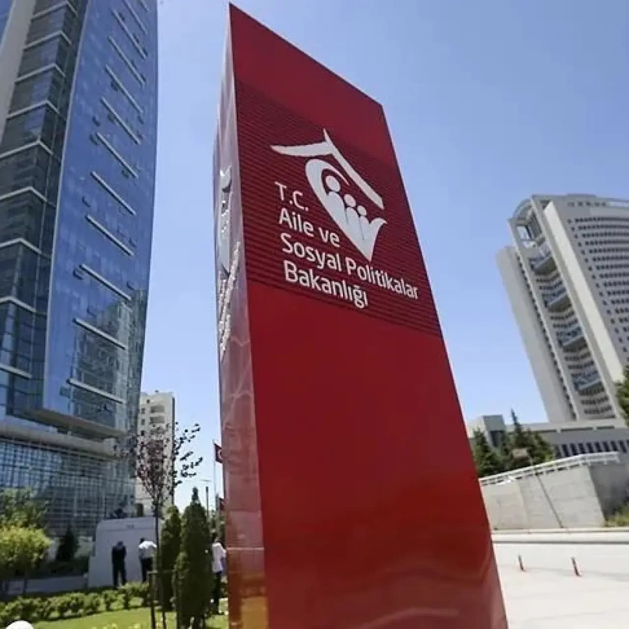 Bakanlıktan 'bakıma muhtaç anne ve oğlu' ile ilgili açıklama