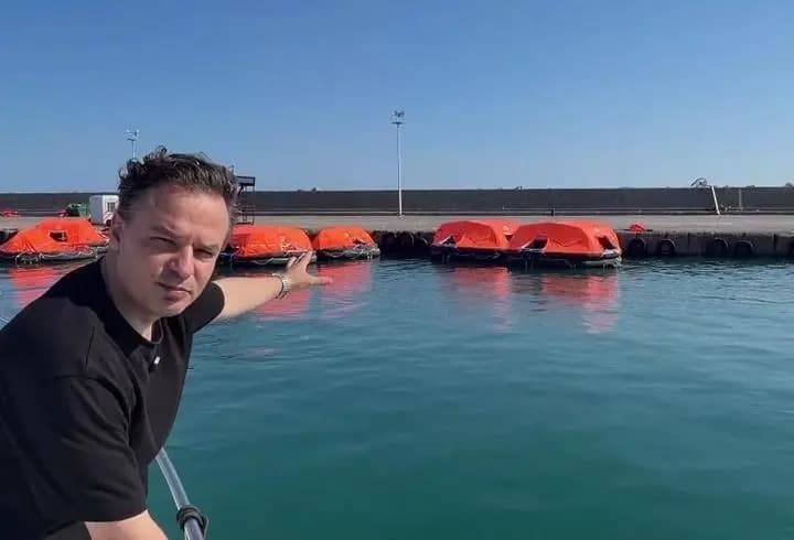 CNN TÜRK GÖRÜNTÜLEDİ: Batan gemiden bu can sallarıyla kurtarıldılar!