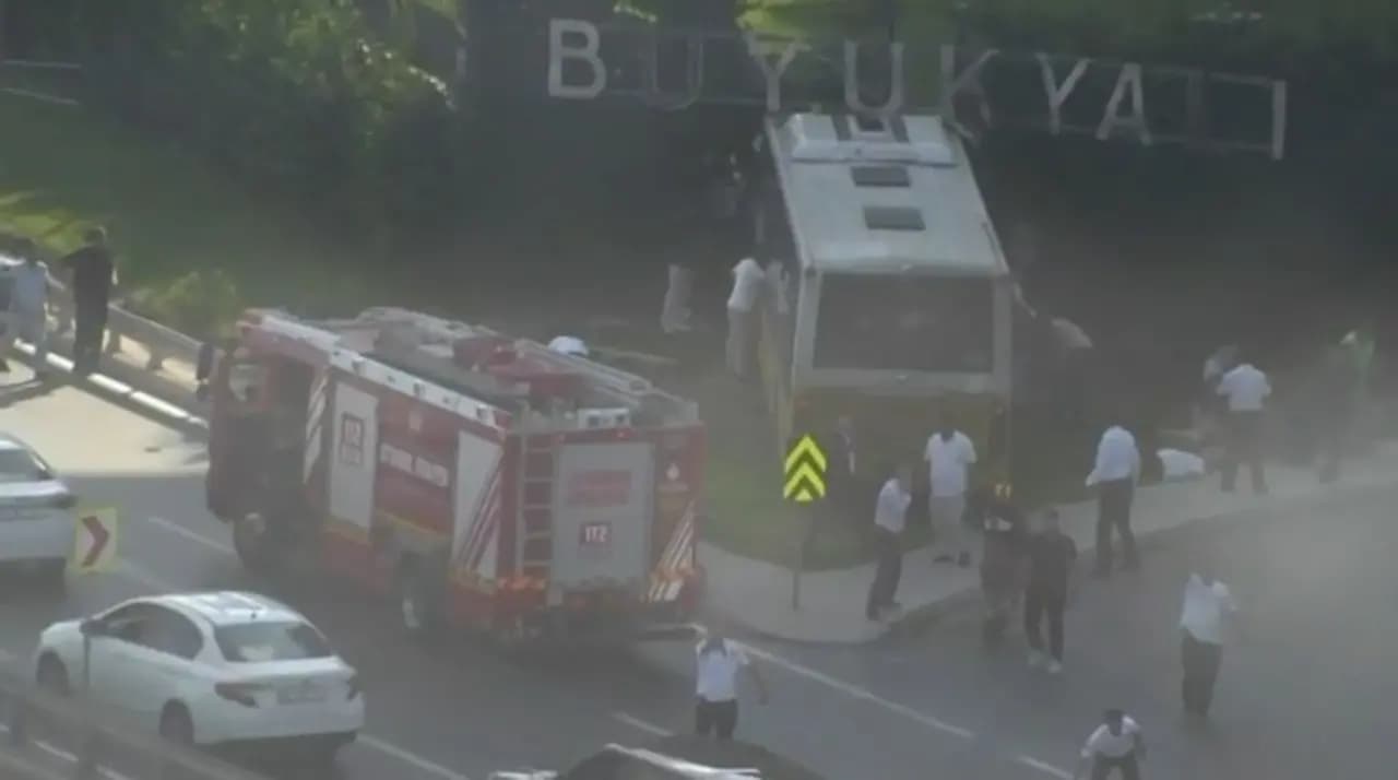 Zeytinburnu’nda İETT otobüsü bahçe duvarına çarptı: 1 ölü 17 yaralı! Kaza anı kamerada