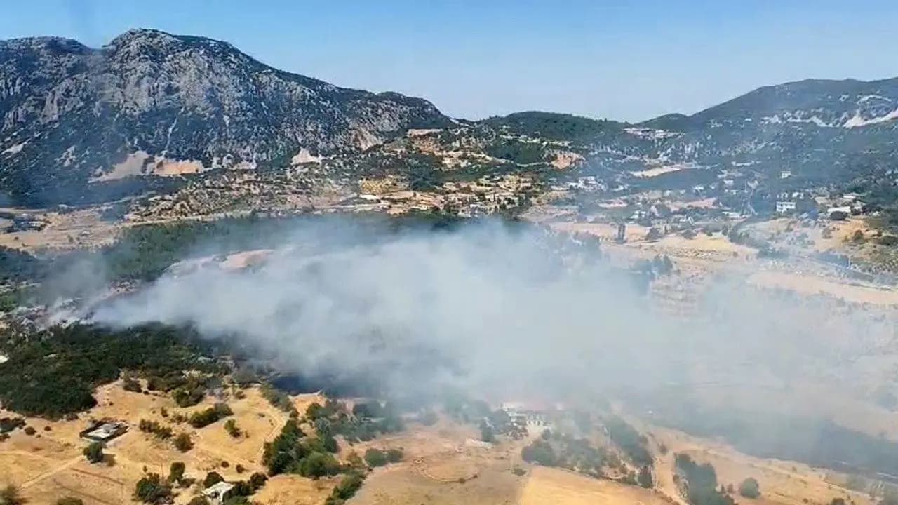 Antalya Kaş'ta orman yangını: Alevlere havadan ve karadan müdahale ediliyor