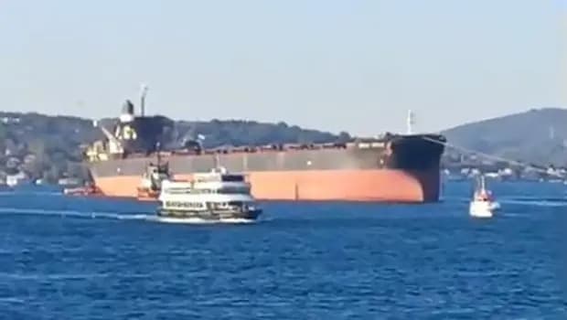Kerç Boğazı'nda İHA saldırısına uğrayan gemi İstanbul Boğazı'ndan geçti