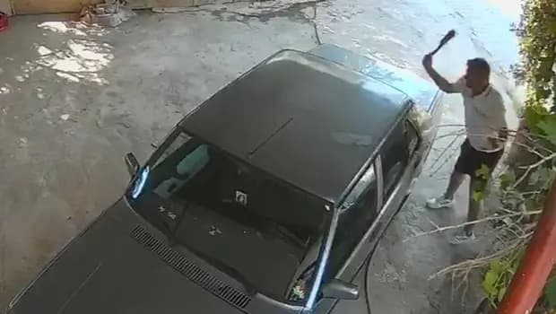 Mersin'de eski sevgilisinin otomobilini satırla parçaladı: KADES ihbarıyla yakalandı