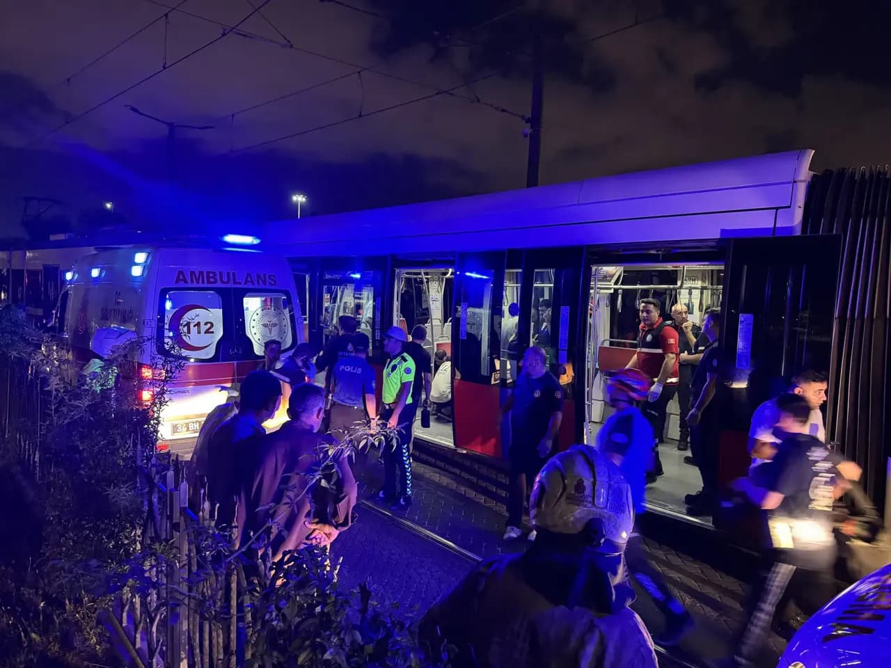 Zeytinburnu’nda feci olay: İki tramvay kafa kafaya çarpıştı: 9 yaralı