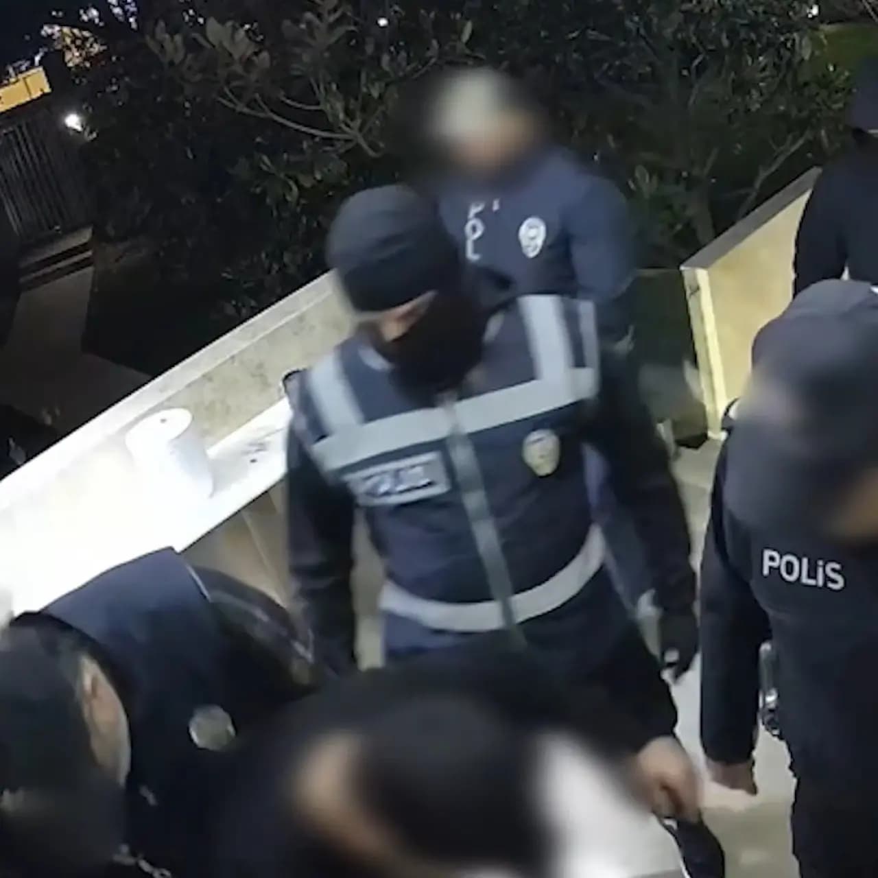 Villaya sahte polis baskını kamerada!