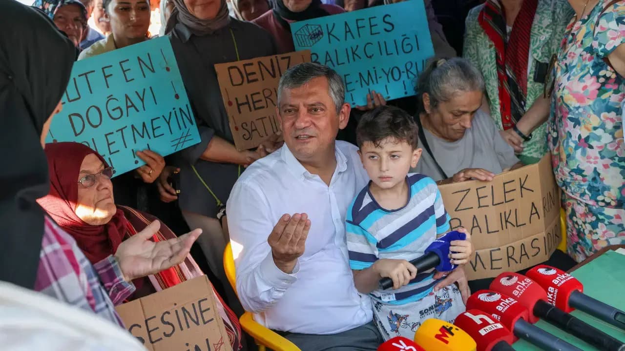 Kafes balıkçılığına karşı eylem yapan kadın balıkçılarla bir araya geldi… Özel’den Erdoğan’a gönderme: ‘Sizin oğlan bu işlerin içindeymiş’