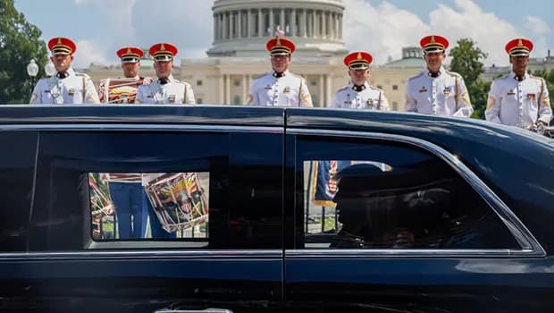 Trump çifti 'Canavar'la yarış pistine çıktı