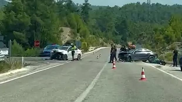 Manavgat'ta iki otomobil çarpıştı: Hastaneye kaldırılan Fevzi Canbulut kurtarılamadı