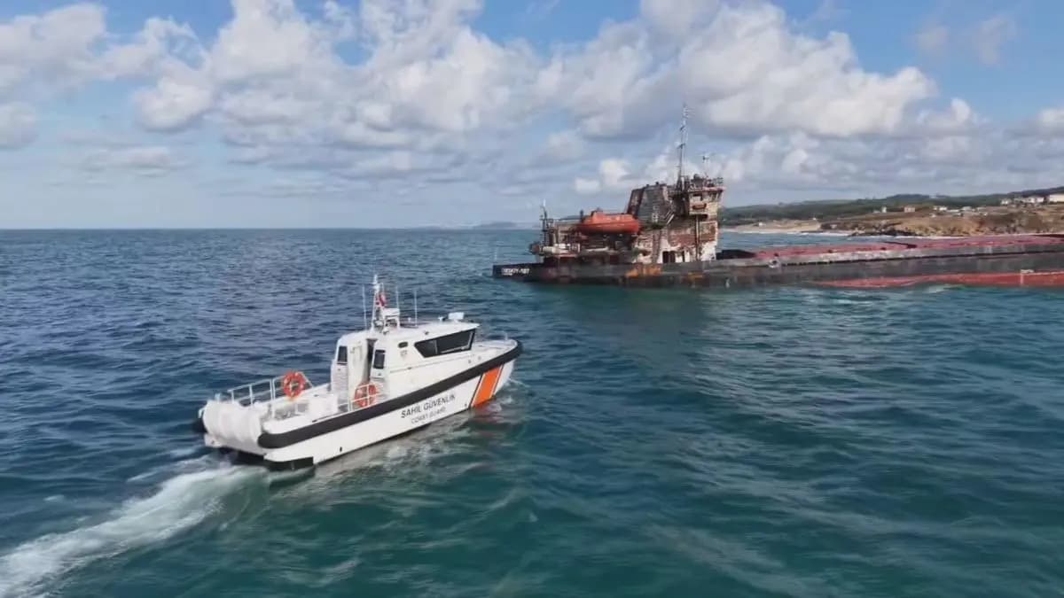Rusya'da saldırıya uğrayan gemi Şile'de karaya oturdu