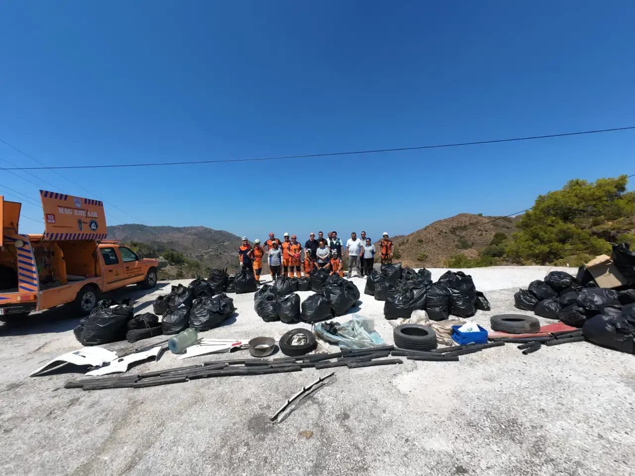 Sarp yamaçlardan 2 ton atık toplandı