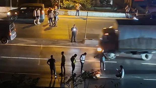 Büyükçekmece’de D-100'de feci kaza: Yolun karşısına geçmeye çalışırken 2 aracın çarptığı kadın öldü